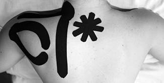 Axon centro de fisioterapia en Irún. Tratamiento manual kinesiotape